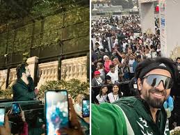 शाहरुख के घर के बाहर आयुष्मान ने मांगी 'मन्नत', देख लोग बोले- Shah Rukh का जबरा फैन