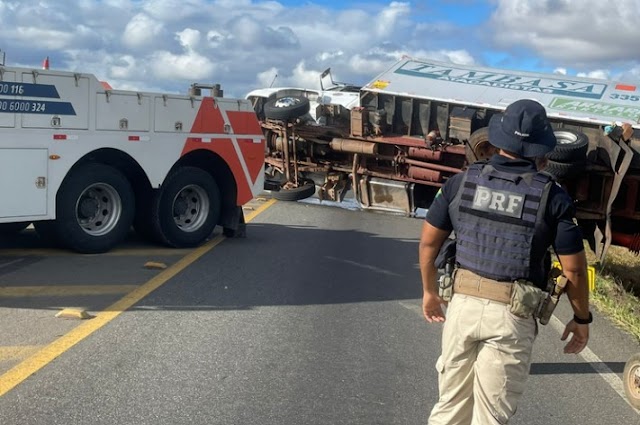 Caminhão transportrando produtos da Tambasa tomba na BR-116 em Jaguaquara e polícia evita o saque da carga