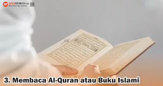 Membaca Al-Quran atau Buku Islami merupakan salah satu kegiatan seru untuk mengisi waktu luang jelang berbuka puasa