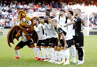 VALENCIA C. F. Temporada 2021-22. Diakhaby, Racic, Alderete, Hélder Costa, Gonçalo Guedes, Cillessen. Gayá, Carlos Soler, Foulquier, Hugo Guillamón, Daniel Wass. VALENCIA C. F. 3 CLUB ATLÉTICO DE MADRID 3. Domingo 07/11/2021, 16:15 horas. Campeonato de Liga de 1ª División, 13ª jornada. Valencia, Camp de Mestalla: 37.472 espectadores. Árbitro: César Soto Grado, La Rioja; VAR: Guillermo Cuadra Fernández, Baleares. Entrenadores: Valencia: José Bordalás; Atlético de Madrid: Diego Pablo Simeone. GOLES: 0-1: 35’, Luis Suárez. 1-1: 50’, Savic en propia puerta. 1-2: 58’, Antoine Griezmann. 1-3: 60’, Vrsaljko. 2-3: 90+2’, Hugo Duro. 3-3: 90+6’, Hugo Duro.