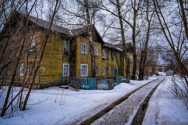 Дорога вдоль двухэтажного дома