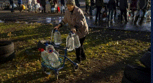 des Ukrainiens qui font la queue pour avoir de l’eau potable