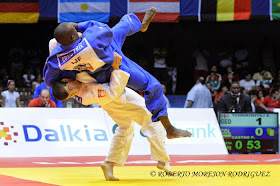 Avtandili  Tchrikishvili (kimono blanco), de Georgia,  se enfrenta Pedro Castro, de Colombia, en los 81 kilogramos, del Grand Prix de Judo de La Habana, con sede en el Coliseo de la Ciudad Deportiva, el 7 de junio de 2014.