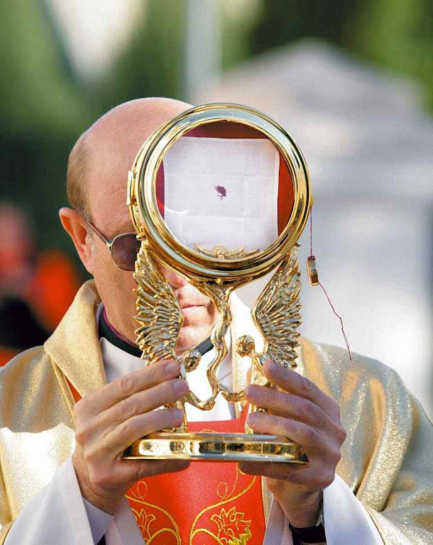 Ostensão do corporal com o Corpo de Cristo