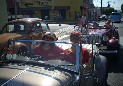 Colecionadores de carros antigos a caminho do evento em Birigui.