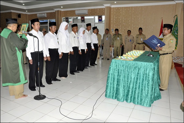 Ka.Kankemenag  Ambil Sumpah Guru Madrasah