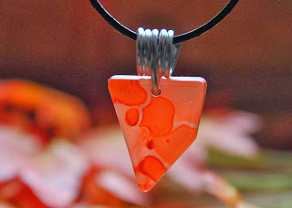 pendentif en résine inclusion orange