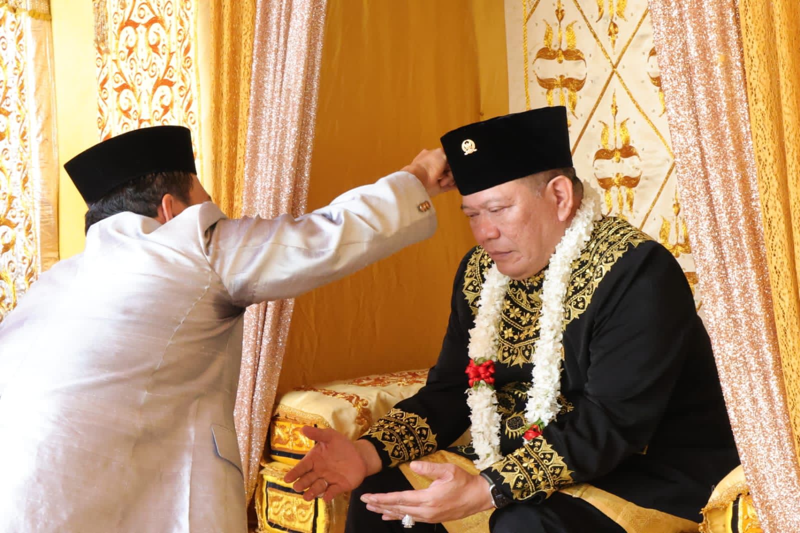 Ketua DPD RI Sandang Gelar Ampon Chiek dari Kerajaan Beutong Aceh