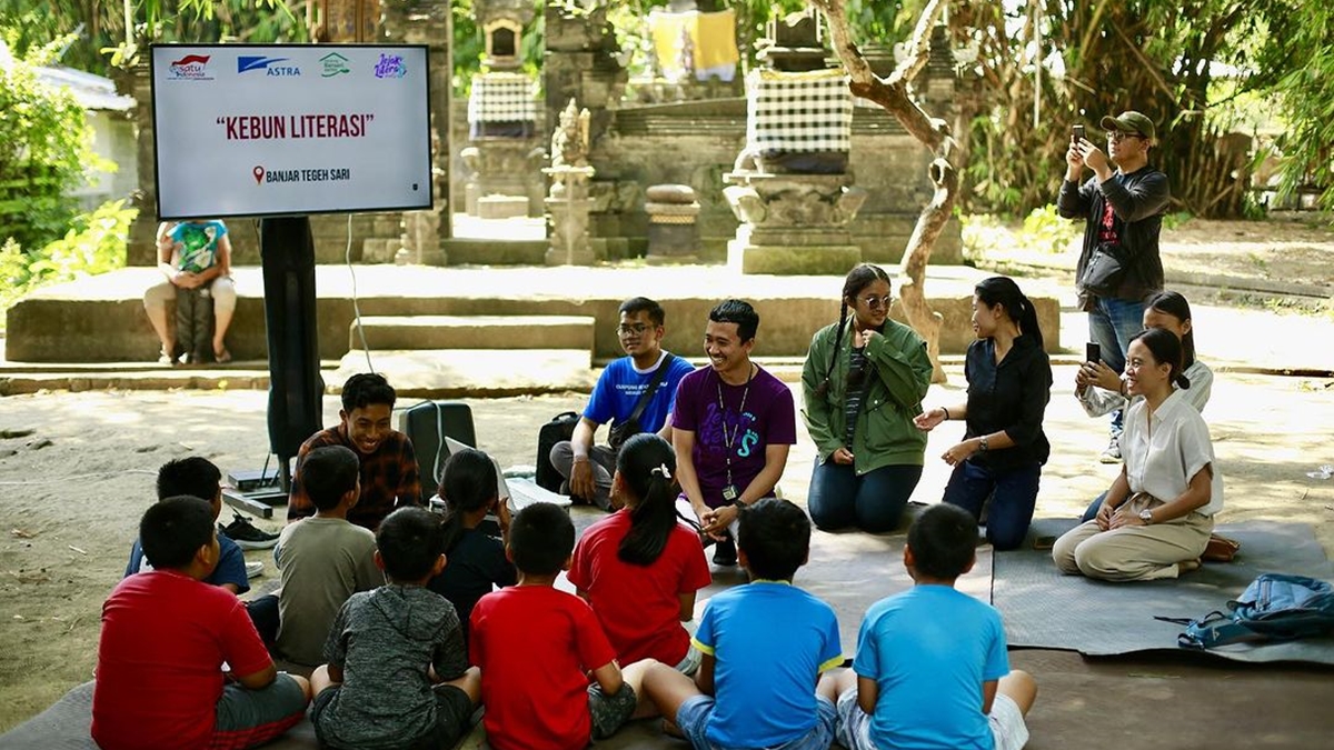 Dika dalam kegiatan literasi di Bali