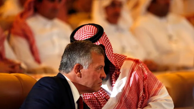 Rei Abdullah II da Jordânia, à esquerda, escuta o Príncipe Herdeiro da Arábia Saudita, Mohammed bin Salman, na conferência Iniciativa de Investimento Futuro, em Riade, Arábia Saudita, terça-feira, 23 de outubro de 2018 | Crédito da imagem: AP Photo/Amr Nabil
