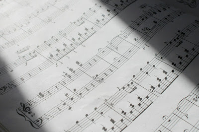  Musik adalah suara yang disusun sedemikian rupa sehingga  mengandung irama Pengertian Musik (Artikel Lengkap)