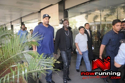 Singer Akon arrives in Mumbai