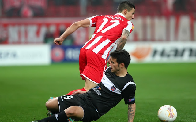 Panagiotis Vlachodimos, the best of the Olyampiacos team, in action with Rubén García.