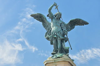 foto da escultura do anjo no topo do castelo