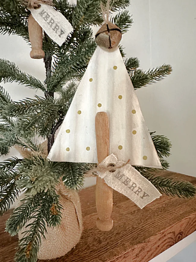 corrugated tree ornament with a tag