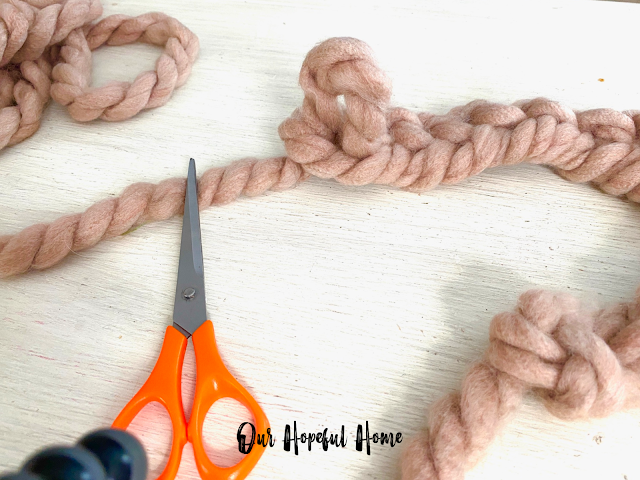 Jumbo size 7 chunky yarn color sand braid scissors