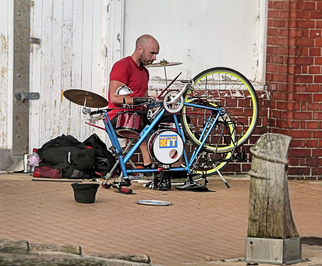 Australiano transforma bicicleta em bateria