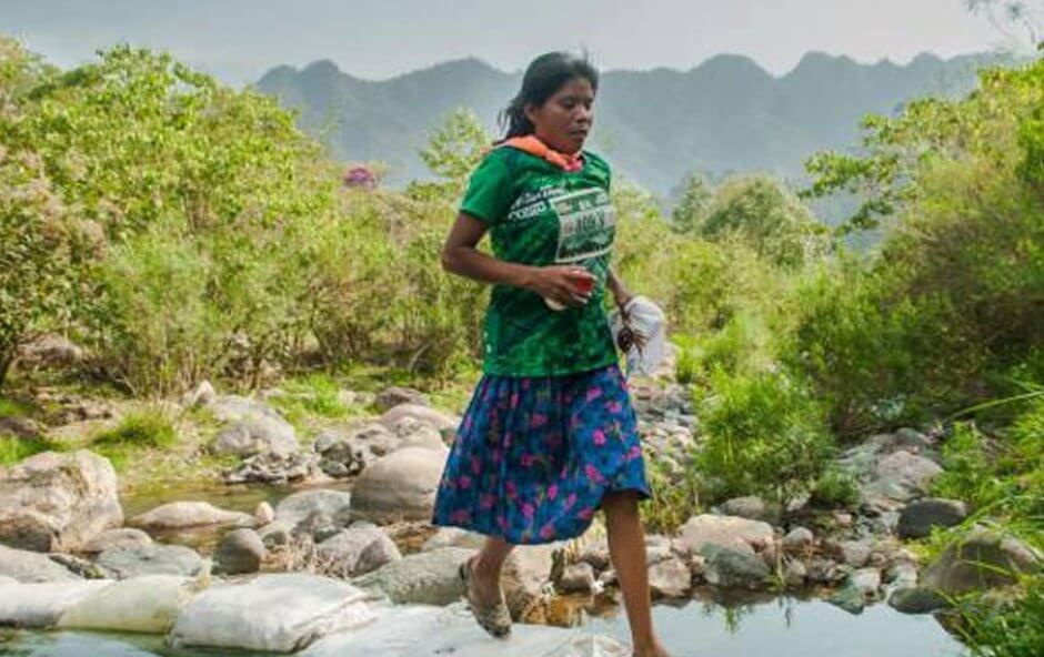 15 Pictures That Prove How Incredibly Powerful The Human Soul Can Be - Mexican Tarahumara woman won 50km race wearing skirt and sandals.