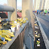 Peserta maraton cemari lebuhraya DUKE dengan kulit pisang, botol & cawan