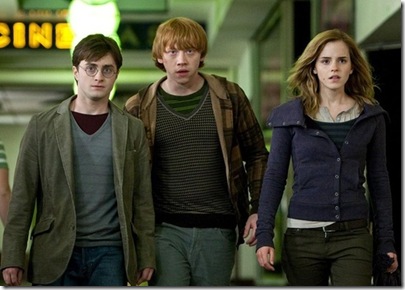 harry-potter-daniel-radcliffe-rony-rupert-grint-e-hermione-emma-watson-enfrentam-desafios-decisivos-em-harry-potter-e-as-reliquias-da-morte-1269272743470_560x400
