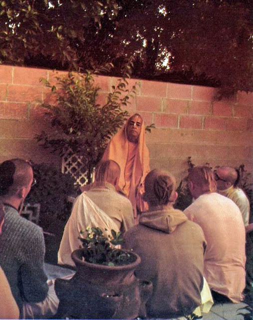 Srila Prabhupada Instructs His Disciples