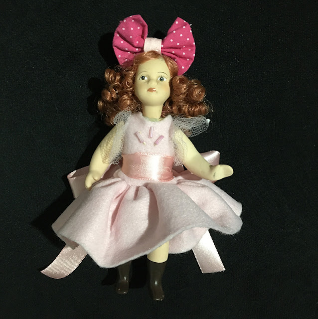 bonequinha de porcelana articulada e com vestido novo