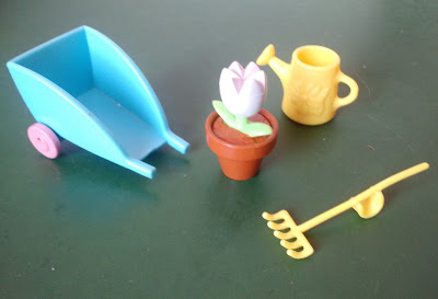 Miniatura de plástico de lote de equipamentos para jardinagem : carrinho azul  5 cm de comprimento total 3,5 cm de largura, regador, ancinho, vaso  R$ 12,00