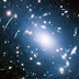 Un brillo tenue dentro de los cúmulos de galaxias ilumina la materia oscura