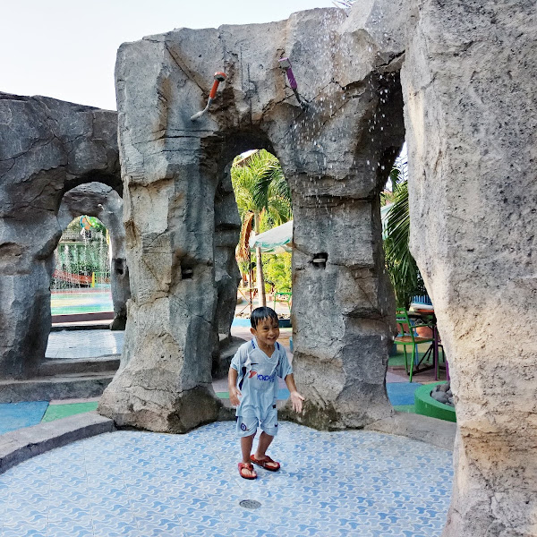 Dua Hari Beruntun Main Air dan Berenang di Dynasty Water World Gresik (bagian 2 - habis)