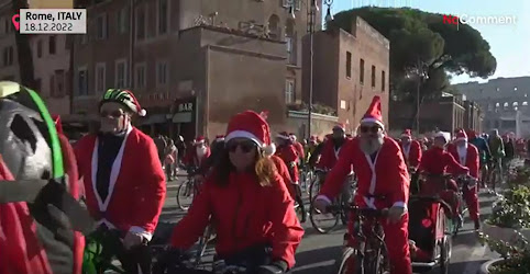 des cyclistes déguisés en père Noël à Rome