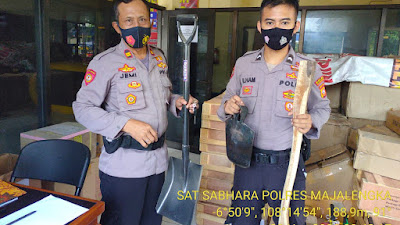 Penyerahan Bantuan Dari Kapolres Majalengka Berupa Cangkul dan Sekop Kepada Polsek Jajaran untuk Bantu Pemakaman Jenazah Covid-19