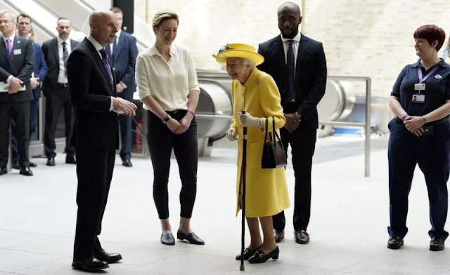 Queen Elizabeth wore a sunshine yellow double-wool crepe coat by Stewart Parvin, and a turquoise silk dress