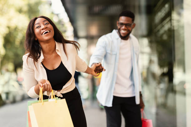 Offrir un cadeau est une manière merveilleuse de montrer à votre compagne ou compagnon combien vous tenez à elle ou lui. Un cadeau personnalisé a une signification particulière car il montre que vous avez pris le temps de réfléchir à ce qui rend cette personne spéciale. Avec l'avènement du shopping en ligne, il est plus facile que jamais de créer des cadeaux uniques et mémorables. Dans cet article, nous allons explorer différentes idées de cadeaux personnalisés en ligne, du bijou gravé aux livres photo, qui vous permettront de créer des souvenirs inoubliables pour votre relation depuis le site Tarif-fixe.  Les Bijoux Personnalisés 1. Colliers avec Pendentifs Personnalisés Offrez un collier avec un pendentif personnalisé comportant le prénom de votre compagne ou compagnon, ou même une date significative. C'est un bijou qui porte une signification profonde et qui reste près du cœur.  2. Bracelets Gravés Les bracelets gravés offrent la possibilité d'ajouter des noms, des initiales ou des messages spéciaux. C'est un cadeau subtil mais significatif, rappelant votre affection à chaque regard porté sur le poignet.  Les Cadeaux Photo Personnalisés 1. Livre Photo de Votre Histoire Créez un livre photo racontant votre histoire, de votre première rencontre à aujourd'hui. C'est un cadeau émotionnel et visuel qui immortalise votre parcours ensemble.  2. Calendriers Personnalisés Personnalisez un calendrier avec vos photos préférées en souvenir de moments partagés. Chaque mois, vous pourrez revisiter ces moments joyeux.  Articles Personnalisés pour la Maison 1. Coussins Personnalisés Optez pour des coussins avec des photos de vous deux ou des citations spéciales. Ils ajoutent une touche personnelle à votre espace de vie commun.  2. Mugs Gravés Choisissez des mugs avec des gravures, que ce soit une date spéciale, des initiales ou un message significatif. Chaque tasse de café deviendra un rappel de votre affection.  Vêtements et Accessoires Personnalisés 1. Vêtements Brodés Faites broder des vêtements comme des chemises ou des chapeaux avec des initiales ou des mots doux. C'est une manière unique de personnaliser leur garde-robe.  2. Tote Bags Personnalisés Optez pour un tote bag personnalisé avec une citation ou une image spéciale. C'est un cadeau pratique et personnel.  Conseils pour Choisir un Cadeau Personnalisé 1. Connaître les Préférences de Votre Compagne ou Compagnon Avant de choisir un cadeau personnalisé, réfléchissez à ce que votre compagne ou compagnon aime. Que ce soit la photographie, la joaillerie, ou la décoration, tenez compte de ses préférences.  2. Pensez à la Signification Optez pour quelque chose qui a une signification spéciale pour votre relation. Que ce soit une date importante ou un lieu cher à vous deux, assurez-vous que le cadeau a une signification particulière.  3. Anticipez les Émotions Imaginez la réaction de votre compagne ou compagnon en recevant le cadeau. Les cadeaux personnalisés sont souvent émotionnellement puissants, alors choisissez quelque chose qui touchera leur cœur.  Conclusion Les cadeaux personnalisés en ligne offrent une manière unique de montrer votre amour et votre affection à votre compagne ou compagnon. Que ce soit un bijou gravé, un livre photo ou un vêtement personnalisé, chaque cadeau peut devenir un souvenir inoubliable de votre relation. Prenez le temps de choisir quelque chose qui correspond à sa personnalité et qui rappelle des moments précieux passés ensemble. Avec les possibilités infinies offertes par le shopping en ligne, vous pouvez créer des cadeaux uniques et mémorables qui renforceront encore davantage votre lien.