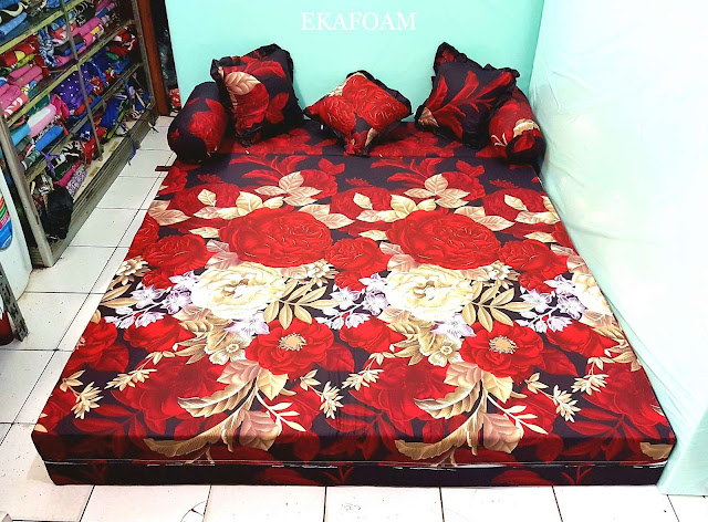 Sofa bed inoac motif bunga rosiana merah maroon saat difungsikan sebagai kasur inoac normal