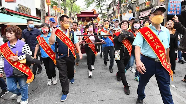 ▲同安寮十二庄請媽祖暨第六屆媽祖文化節今天上午7點在鹿港天后宮起駕，隨後並到新祖宮接駕。（記者林明佑翻攝）