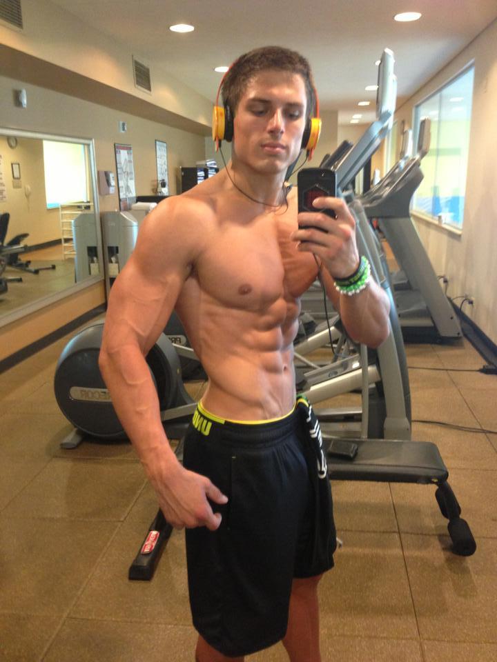 young-shirtless-fit-gym-guys-ripped-abs-selfies