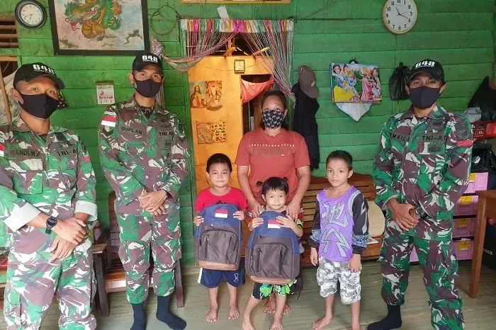 TNI bagikan Buku dan Tas Sekolah Gratis di Desa Jagoi