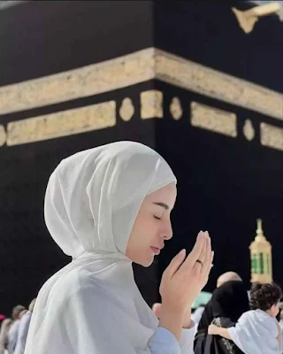بنت تدعوا الله تعالى أمام الكعبة، صور بنات إسلامية مميزة