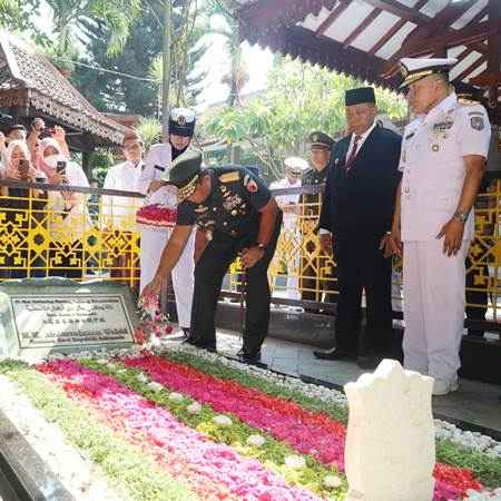 Di Jombang, Pangdam V/Brawijaya  Mayjen TNI Farid Makruf  Ziarah ke Makam Gus Dur