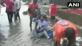 #JaunpurLive :जब शिवसेना विधायक ने कॉन्ट्रेक्टर को गंदे पानी में बैठाकर डाला कचरा