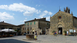 Iglesia románica de Santa María de la Asunción-Monteriggioni.