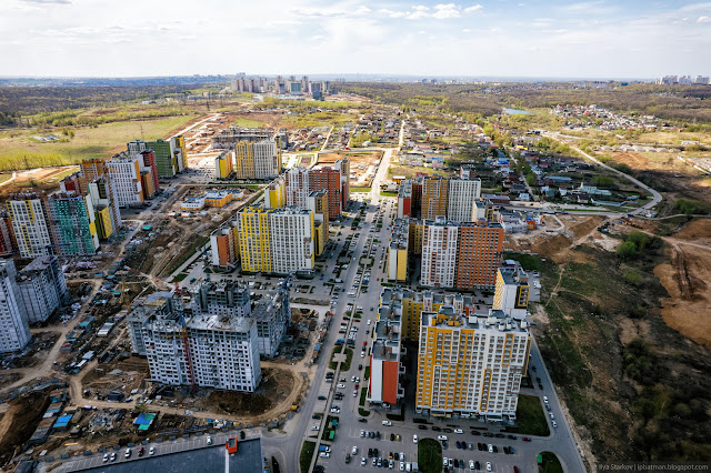 Свежепостроенный жк среди полей