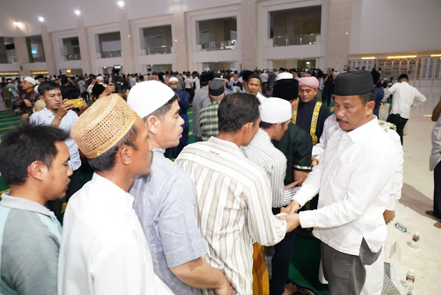 Walikota bersama Sekdako Batam Salat Tarawih Perdana di Masjid Sultan Mahmud Riayat Syah