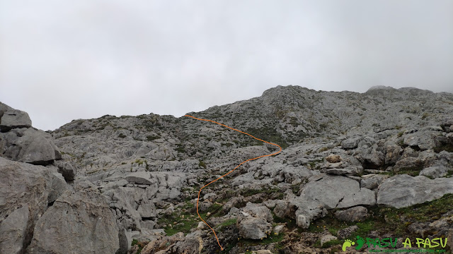 Sendero entre piedras a Justillagar