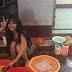 Foto Gadis Cantik Sedang Cuci Piring Ini Menjadi Viral, Alasannya Lakukan Itu Bikin Salut Netizen