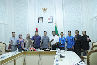 Foto Bersama Yayasan Sampah Nusantara dengan Sekretaris Daerah kota Palembang Ratu Dewa dan Kepala Dinas DLHK  Mustain