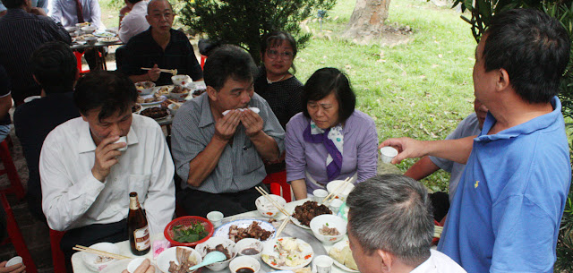 Khoá 6 'bao vây' bà chị