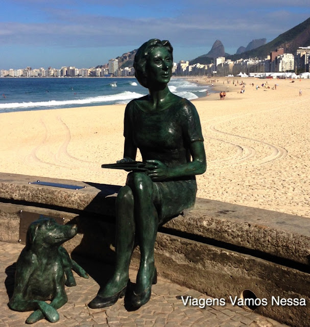 Estátua de bronze de Clarice Lispector sentada na Mureta do Leme, Rio de Janeiro, RJ