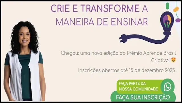 Professora feliz segurando troféu do Prêmio Aprende Brasil Criativo 2025 com fundo de escola e livros didáticos.