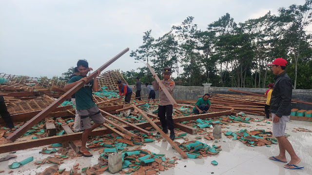 Ngeri, Diterjang Hujan Angin, Joglo MWC NU Girimarto Ambruk